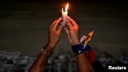 ARCHIVO: Familiares de encarcelados en Venezuela celebran una vigilia en la Universidad Central de Venezuela, en Caracas, el 17 de diciembre de 2024.