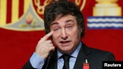 El Presidente de Argentina, Javier Milei, habla después de recibir el premio del Instituto Juan de Mariana por "una defensa ejemplar de las ideas de libertad" de manos de la Presidenta de la Comunidad de Madrid, Isabel Díaz Ayuso, en Madrid, España, el 21 de junio de 2024.