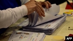 Los miembros del Consejo Nacional Electoral de Ecuador (CNE) cuentan los votos de la segunda vuelta de las elecciones del 2 de abril de 2017, en el Coliseo Rumiñahui en Quito.