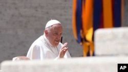 El papa Francisco saluda a los fieles al final de su audiencia general semanal en la Plaza de San Pedro, en el Vaticano, el miércoles 22 de mayo de 2024.