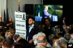 El delegado de Virginia, Ibraheem Samirah, Demócrata por Fairfax, es escoltado fuera de un auditorio después de interrumpir al presidente Donald Trump cuando hablaba en un evento por el 400 aniversario de la primera asamblea representativa, el 29 de julio de 2019, en Jamestown, Virginia.