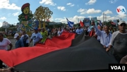 Simpatizantes del gobierno de Daniel Ortega marchan en la Avenida Hugo Chávez, en Managua, Nicaragua. Foto archivo VOA.