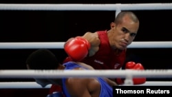 El venezolano Eldric Sella en acción contra Euri Cedeno Martínez, de la República Dominicana, el 26 de julio de 2021.