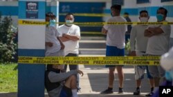 Un grupo de deportados descansan en el albergue del Instituto de Inmigración de Guatemala, donde deben guardar cuarentena, el 7 de julio de 2020.