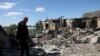Seorang warga memeriksa sebuah rumah yang hancur akibat serangan misil Rusia ke desa Krasylivka, Kyiv, pada 8 Mei 2024. (Foto: AFP/Anatolii Stepanov)