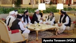 ARCHIVO - Miembros de la delegación del Talibán son vistos en el Sheraton Doha, antes del inicio del diálogo intra-afgano, en Doha, Qatar, el 7 de julio de 2019.