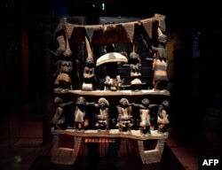 រាជបល្ល័ង្ក​នៃ​រាជាណាចក្រ Dahomey ពី​ដើម​សតវត្សរ៍​ទី១៩ ត្រូវ​បាន​គេ​ថត​នៅ​ថ្ងៃទី ១៨ ខែមិថុនាឆ្នាំ ២០១៨ នៅ​សារមន្ទីរ Quai Branly-Jacques Chirac ក្នុង​ទីក្រុង​ប៉ារីស។