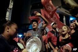 Seguidores de Lula le muestran su apoyo frente a su residencia en Sao Bernardo do Campo, Sao Paulo.