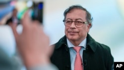 El presidente de Colombia, Gustavo Petro, habla con periodistas en la Reunión Anual del Foro Económico Mundial en Davos, Suiza, el martes 16 de enero de 2024.