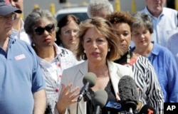 La legisladora Jackie Speier, demócrata por California (centro), junto a otros miembros del Congreso habla a la prensa después de que el grupo recorrió el Centro de Procesamiento Central de la Patrulla Fronteriza de los Estados Unidos el sábado 23 de junio de 2018 en McAllen, Texas.