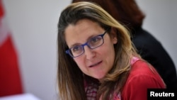 La ministra de Relaciones Exteriores de Canadá, Chrystia Freeland, emitió el domingo 2 de junio de 2019 un comunicado en el que informa la decisión del país de suspender temporalmente las operaciones de su embajada en Venezuela.