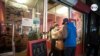 En el popular Mercado Italiano de Filadelfia, activistas de Mighty Writers distribuyen almuerzos de lunes a viernes a las personas más necesitadas.
