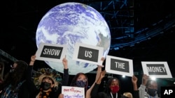 La activista climática Vanessa Nakate, segunda por la derecha, y otros activistas participan en una protesta de 'Muéstranos el dinero' en la Cumbre del Clima de la ONU COP26 en Glasgow, Escocia, el 8 de noviembre de 2021.