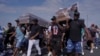 Familiares y amigos sepultan a cuatro menores de edad presuntamente asesinados por las fuerzas de seguridad de Ecuador, en Guayaquil, el 1 de enero de 2025.