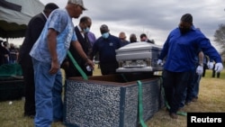 Imagen de los servicios fúnebres de Gregory Blanks, un hombre de 50 años que murió de COVID-19 en Texas en enero de 2021.