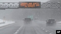 ARCHIVO - La autopista New York Thruway durante una tormenta invernal, el 14 de marzo de 2023, en Albany, Nueva York