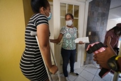 Mileydis Tamayo, derecha, una enfermera de Cuba que vive en México mientras se procesa su solicitud de asilo en Estados Unidos, habla el miércoles 18 de noviembre de 2020 con la cubana María de Jesús Ruiz Carrasco, quien también solicita asilo.