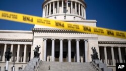 Una cinta de precaución bloquea la entrada del edificio del Capitolio Nacional en La Habana, Cuba, el 13 de julio de 2021