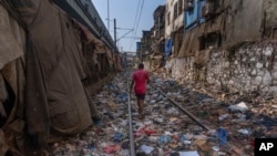Përgjatë shinave të trenit në Mumbai, të Indisë