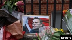 У здания Посльства РФ в Велибритании. Лодон, 17 февраля 2024.