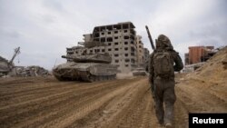 Soldados israelíes operan en la Franja de Gaza en medio del conflicto en curso entre Israel y el grupo islamista palestino Hamas, en esta fotografía publicada el 5 de enero de 2024 por las Fuerzas de Defensa de Israel. 