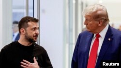 ARCHIVO - El entonces candidato presidencial Donald Trump y el presidente de Ucrania, Volodymyr Zelesnkyy, se reúnen en la Torre Trump en la ciudad de Nueva York, Estados Unidos, el 27 de septiembre de 2024.