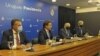 El presidente de Uruguay, Luis Lacalle Pou, anuncia en una conferencia de prensa el regreso parcial a la presencialidad en las escuelas. Foto cortesía del Departamento de Comunicación de la Presidencia.