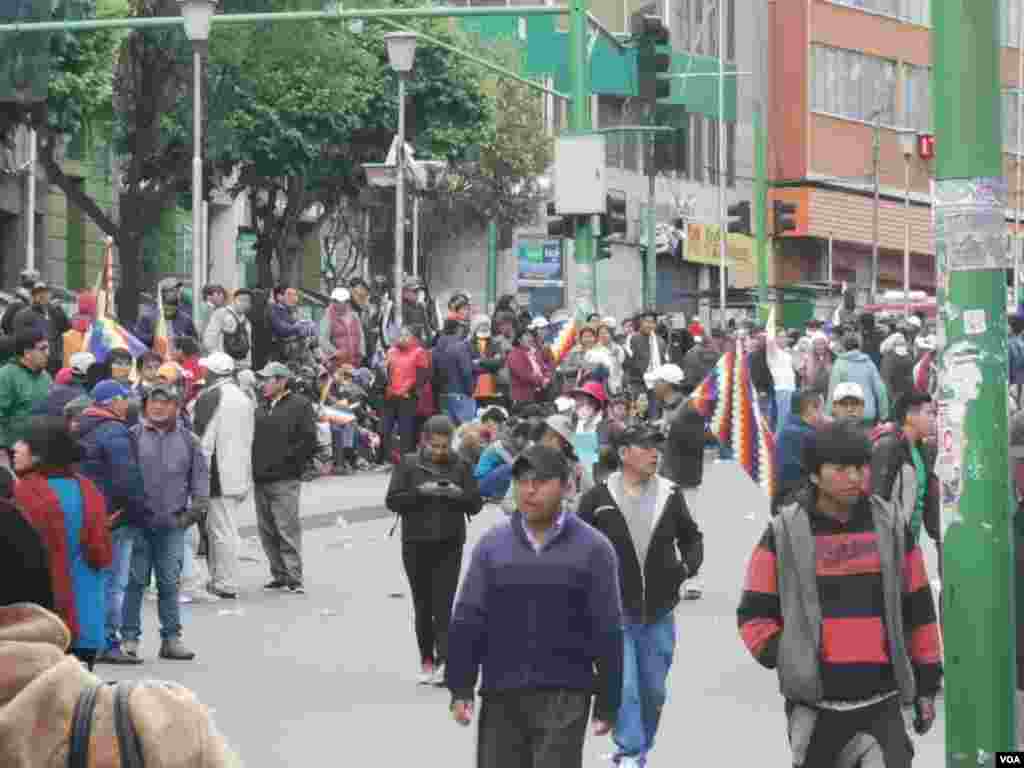 Entre sus gritos se escucha: &quot; No hubo fraude&quot; y &quot; Evo, no estás solo&quot;.