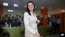 Sviatlana Tsikhanouskaya, candidata a las elecciones presidenciales, posa para una foto mientras deposita su voto en un colegio electoral durante las elecciones presidenciales en Minsk, Bielorrusia, el domingo 9 de agosto de 2020.