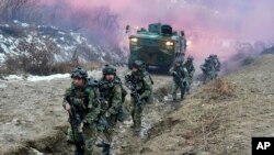 Tentara Angkatan Darat AS berbaris saat latihan militer gabungan Korea Selatan dan Amerika Serikat di Paju, Korea Selatan, Jumat, 13 Januari 2023. (Foto: AP)
