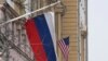 Национальные флаги США и России на здании Посольства Соединенных Штатов в Москве. 13 марта 2025 года. 