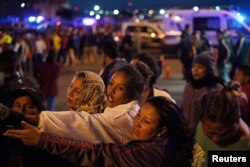 Migrantes de una caravana de centroamericanos que viajan a pedir asilo en EE.UU., buscan frazadas en un campamento afuera del estadio la Corregidora, en Querétaro, México. Noviembre 10 de 2018.