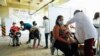 Las personas reciben su primera dosis de la vacuna rusa Sputnik V contra el coronavirus, en el estacionamiento del Instituto de Seguridad Social de las Fuerzas Armadas, convertido en centro de vacunación masivo, en Caracas. Junio 5, 2021. 