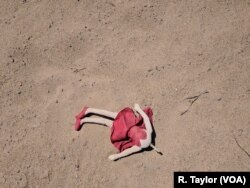 Una muñeca abandonada yace en el suelo en San Luis, Arizona, a menos de 100 metros de la barrera que separa EE.UU. de México.