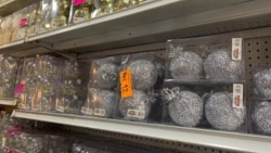 En esta tienda en Caracas tenían la estrella para coronar el árbol en 10 dólares, una oferta de 4 paquetes de 100 luces por 20 dólares, y un juego de tres esferas decorativas a 9 dólares. Foto: VOA