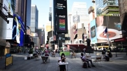 Nyu Yorkun Times meydanında insanlar sosial izolyasiya tədbirlərinə əməl edərək restoranları ziyartə etməyə başlayıb, 22 iyun, 2020.