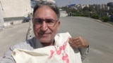 محمد نوری‌زاد فعالی سیاسی و منتقد حکومت ایران پس از آزادی از بازداشت یک روزه - ۲۰ مهر ۱۳۹۳