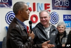 El senador Tim Kaine, demócrata por Virginia, (derecha) junto al expresidente Barack Obama habla a voluntarios demócratas durante un acto en Fairfax Station, Virginia, el lunes, 5 de noviembre de 2018.