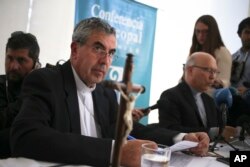 Monseñor Santiago Silva (izq.) y Monseñor Fernando Ramos (der.) presidente y secretario general de la Conferencia Episcopal de Chile participan en una conferencia de prensa sobre la reciente carta del Papa Francisco, en Punta de Tralca, Chile. Abril 11 de 2018.
