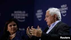 ARCHIVO - El presidente de Panamá, Ricardo Martinelli, en un evento del Foro Económico Mundial, en Ciudad de Panamá, el 2 de abril de 2014.