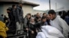 Seorang pria Palestina mengangkut karung bantuan kemanusiaan di pusat distribusi Badan Bantuan dan Pekerjaan PBB untuk Pengungsi Palestina (UNRWA), di Rafah di selatan Jalur Gaza pada 3 Maret 2024. (Foto: AFP)