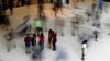 Personas caminan en el Oculus, la nueva estación de tránsito en el Centro Mundial de Comercio en Nueva York. Junio 15 de 2017. Foto: AP/Frank Franklin II.