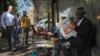 Seorang pria tampak membaca surat kabar terkemuka Kenya, Daily Nation, yang memberitakan tentang pemakzulan terhadap Wakil Presiden Kenya Rigathi Gachagua, di sebuah lapak koran di sudut Kota Nairobi, pada 9 Oktober 2024. (Foto: AFP/Tony Karumba)