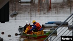Voluntarios evacuan a un hombre en un barco de una zona inundada en Porto Alegre, estado de Rio Grande do Sul, Brasil, 12 de mayo de 2024.