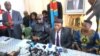 Jean-Marc Kabund, secrétaire général du parti, au centre, entouré de Felix Tshisekedi, président du Rassemblement, à gauche, et d’autres membres du parti, lors d’un point de presse à Kinshasa, RDC, 22 avril 2017.