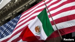 La banderas de México y EEUU en la fachada de la Bolsa de Nueva York, el 4 de septiembre de 2015.