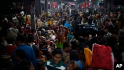 Thousands of people throng a platform waiting for trains to take them back home after visiting the Maha Kumbh festival in Allahabad, India, February 10, 2013. 