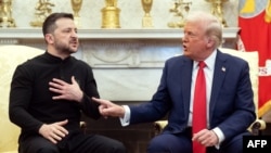 El presidente de Estados Unidos, Donald Trump, y el presidente de Ucrania, Volodymyr Zelenskyy, se reúnen en la Oficina Oval de la Casa Blanca en Washington, el 28 de febrero de 2025.