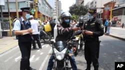 Un migrante venezolano muestra su documentación durante un control de seguridad en el distrito de Miraflores, en Lima, Perú, el 24 de enero de 2021.