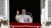 El papa Francisco durante el rezo dominical del Ángelus desde un balcón del Vaticano el 22 de octubre de 2023.